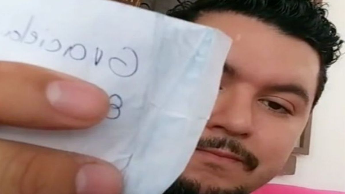 8 años después un hombre descubrió que la cajera le había dejado su número en el ticket y se volvió viral