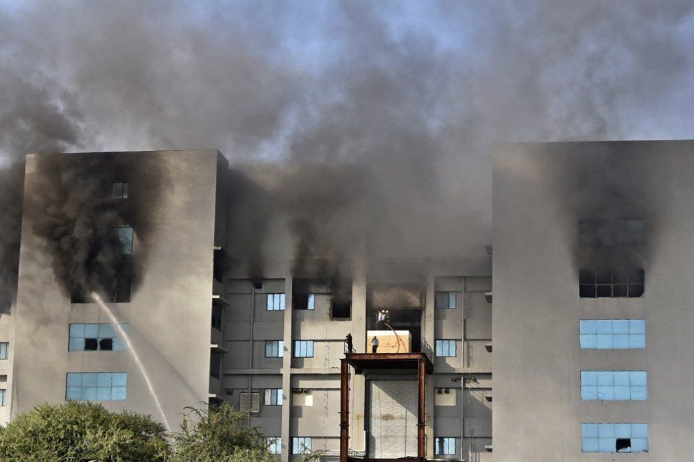 India: incendio en el mayor fabricante de vacunas contra el coronavirus del mundo