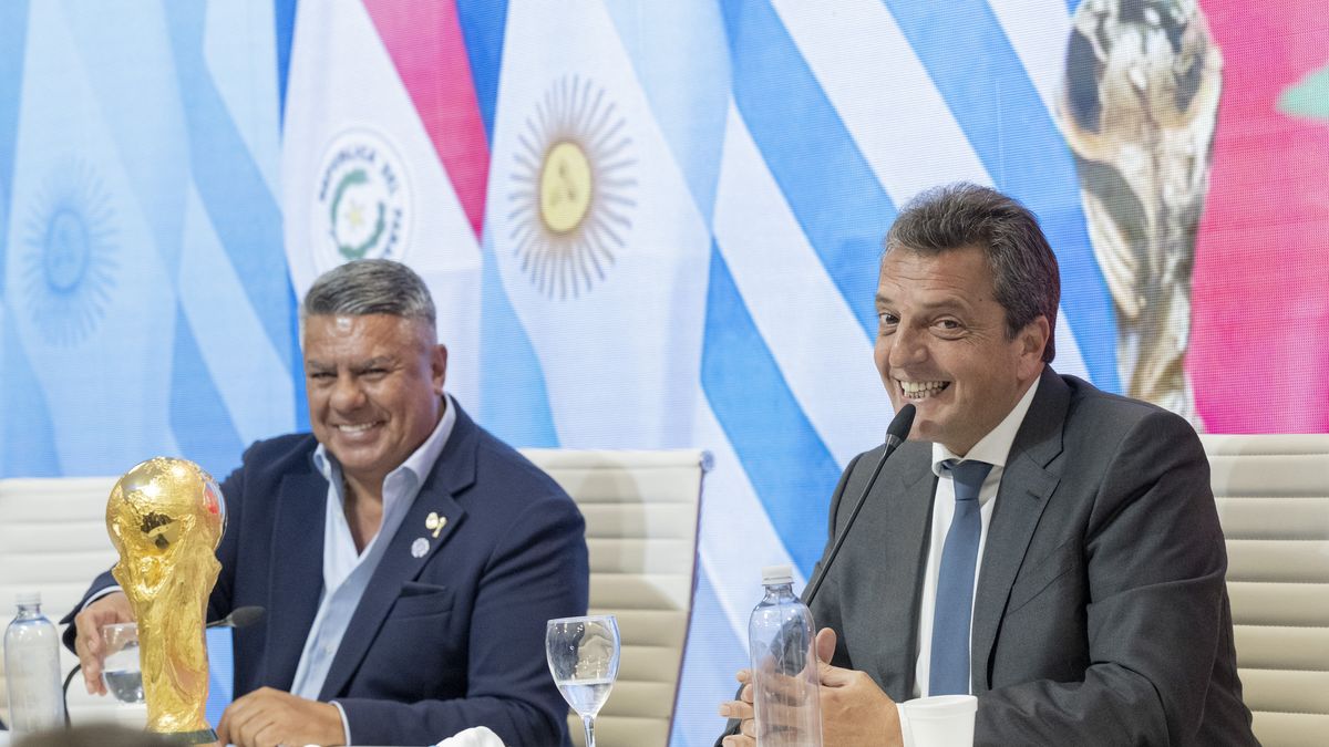 El mensaje de apoyo de Chiqui Tapia a Sergio Massa: Cuando te miro me hacés acordar.... (Télam)
