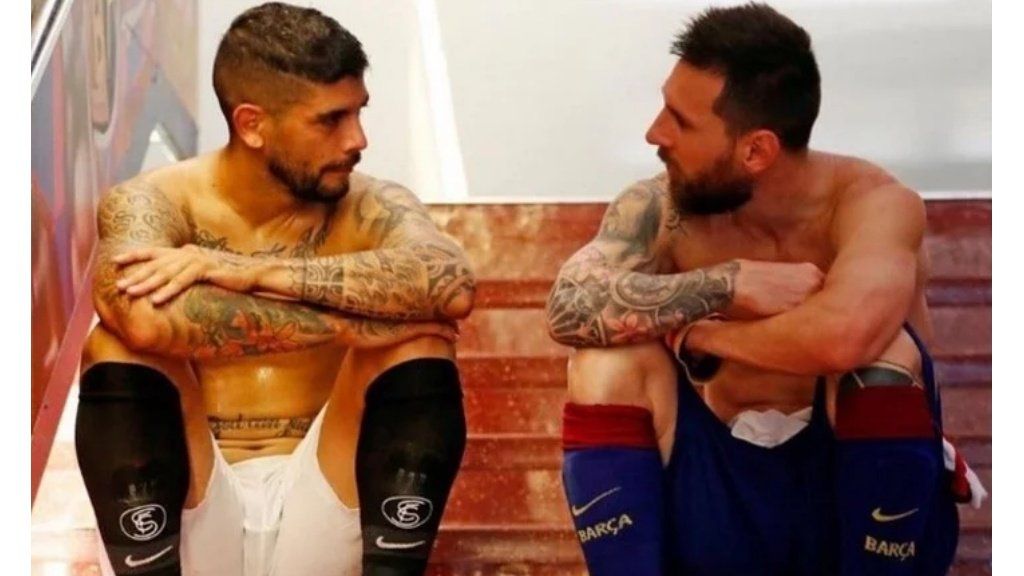 Una charla de amigos: la foto viral de Messi con Banega