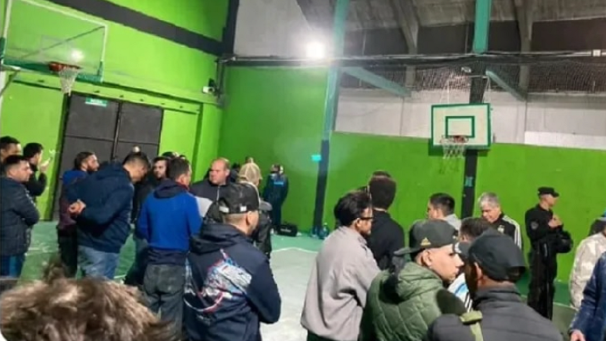 Plateístas de Nueva Chicago se resguardaron en el gimnasio del club durante los incidentes de los barras contra la policía. (Foto: Instagram: Corazón Tricolor)