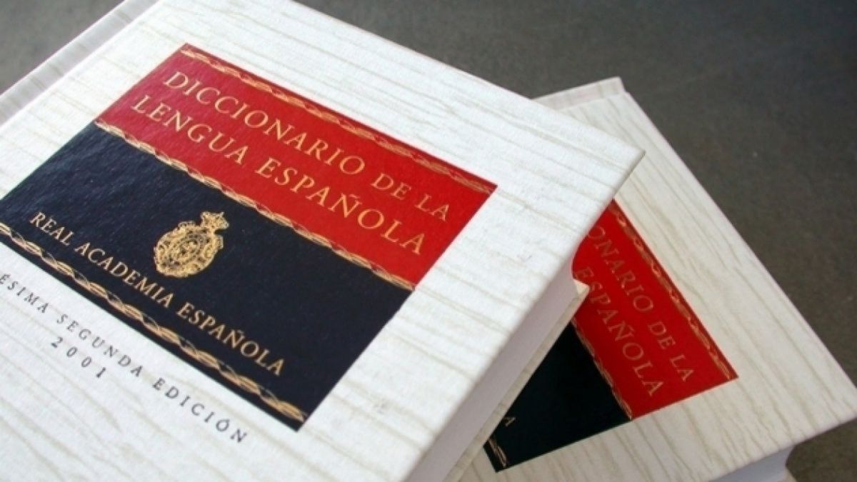 Selfi, escrache y sororidad, las palabras que entraron al diccionario de la RAE