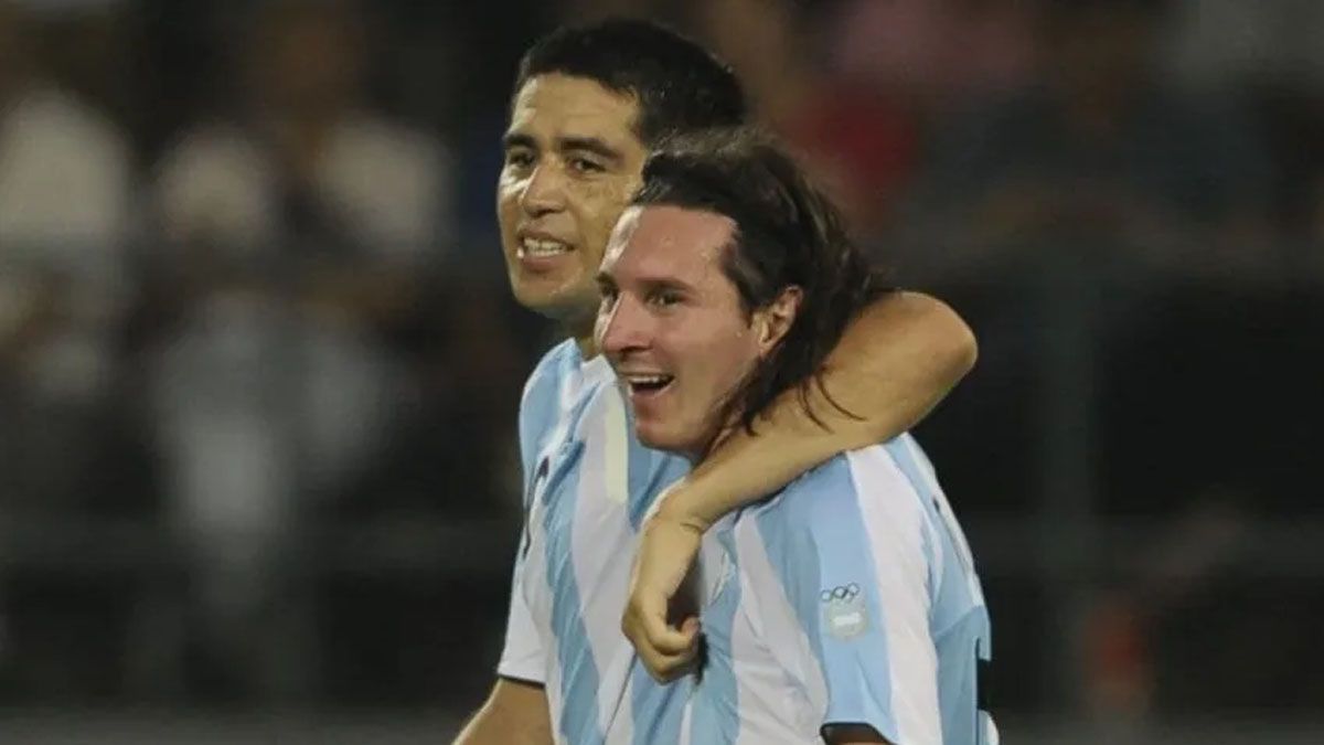 Riquelme junto a Lionel Messi en la Selección Argentina. 