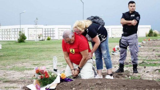 El Pata Medina visitó la tumba de su hermana y fue ovacionado por sindicalistas de la Uocra