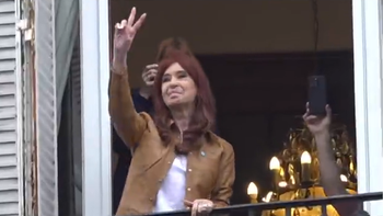 Cristina Kirchner saludó desde el balcón a la multitud que se movilizó a 100 días de su detención