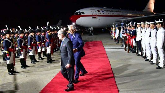 Los reyes de España tuvieron que esperar casi una hora porque no había una escalera para descender del avión