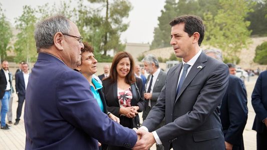 Wado de Pedro rindió homenaje a víctimas del Holocausto y comprometió cooperación con el Archivo Histórico