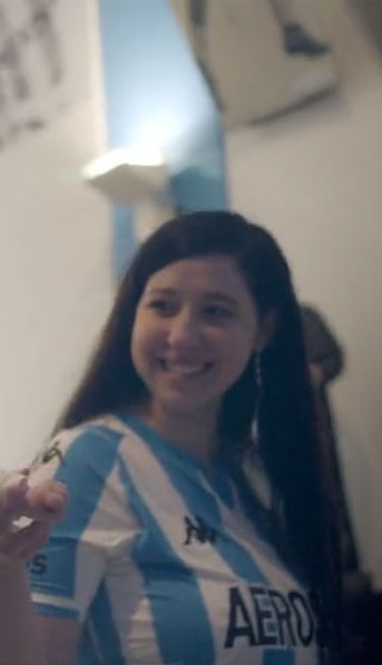 Racing lanzó un modelo de camisetas diseñadas para amamantar en la cancha