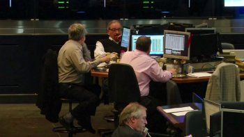 Caídas de más del 10% en el Merval y se desploman las acciones de YPF