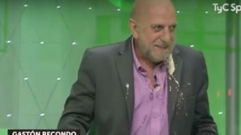 Horacio Pagani tropezó y se volcó el café encima... ¡En vivo!