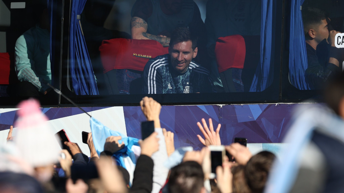 El capitán Lionel Messi disfrutó a pleno la recepción del público en Ezeiza.
