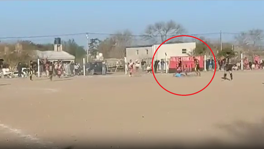 Video: un árbitro iba a expulsar a un jugador y de castigo recibió un brutal cabezazo