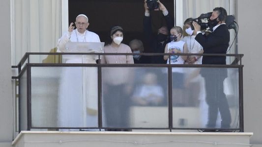 El papa Francisco reapareció en público tras la operación de colon