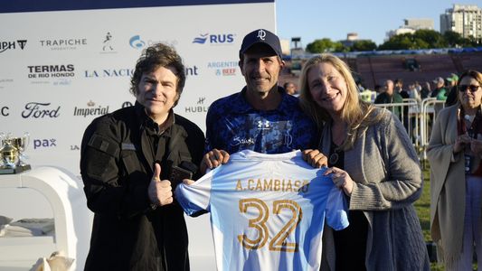 Un calzoncillo, un poncho y un disco de los Rolling Stones: los regalos más exóticos que recibió Javier Milei durante su primer año de gobierno