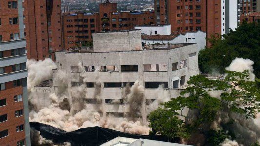Grabaron la implosión de una casa de Pablo Escobar y detectaron una extraña silueta