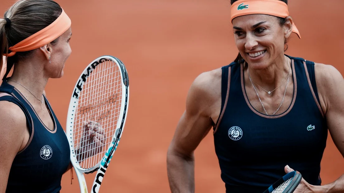 Gabriela Sabatini y Gisela Dulko ganaron en el debut del torneo de leyendas de Roland Garros (Foto: AP).