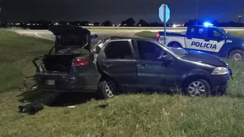 El trágico final de dos jóvenes tras perder el control del auto e impactar contra un poste