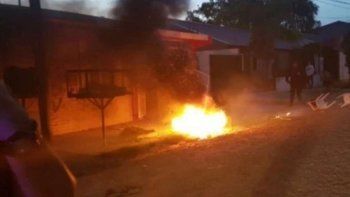 Un acusado de violar a tres nenas recibió arresto domiciliario y los vecinos le incendiaron la casa