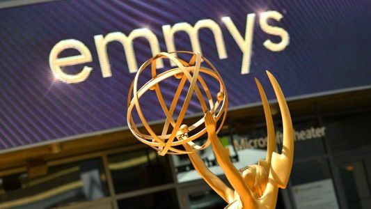 Un ganador del Emmy estaba esperando el colectivo en Argentina, lo entrevistaron y se volvió viral: el video