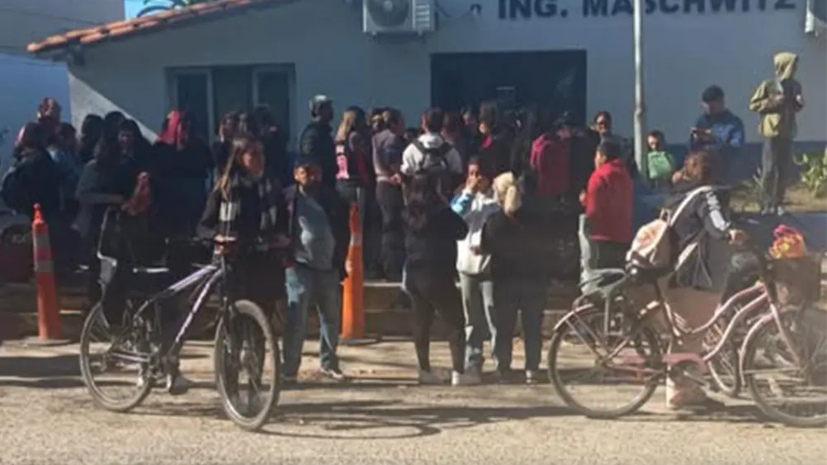 Padres y madres de la Escuela Media N&ordm;4 concurieron a la comisar&iacute;a de Maschwitz.