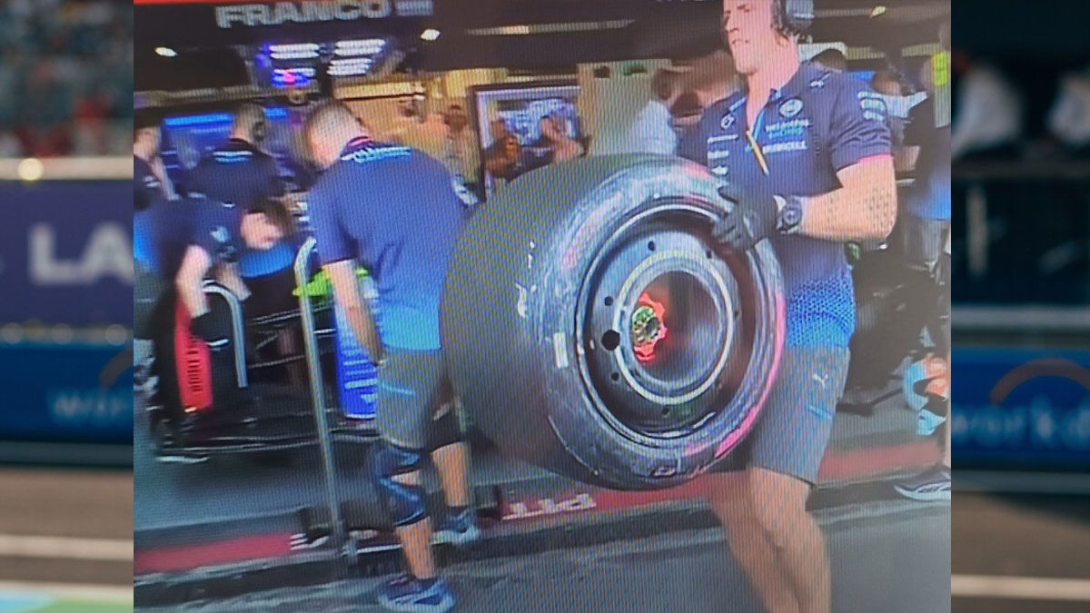 La marca blanca sobre la rueda trasera del auto de Colapinto. Rozo un muro en una de las peores curvas del circuito de Bakú, pero no le pasó nada. (Foto: Captura de TV)