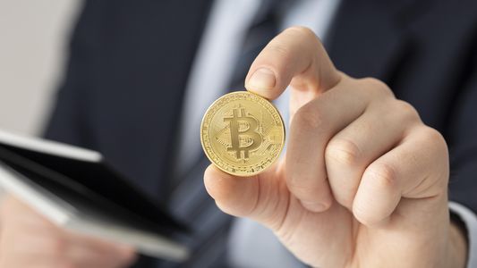 Caída de Bitcoin: los 3 motivos que explicarían la reacción de la criptomoneda luego de la aprobación de los ETF