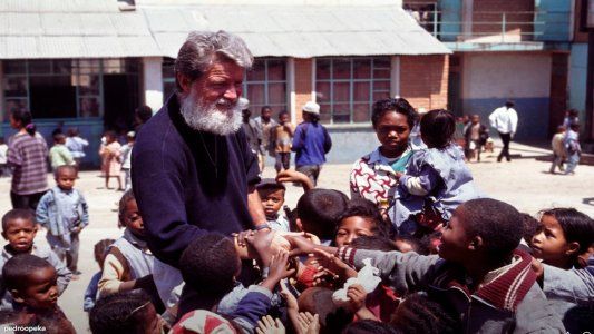 Quién es Pedro Opeka, el padre argentino que puede recibir el Nobel de la Paz