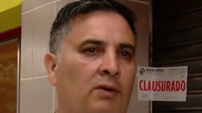 Le dijeron que tenía presión baja, que comiera un caramelo, contó el hermano de uno de los muertos por comer carne en mal estado