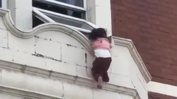 Dramático rescate de una nena de 4 años que quedó colgando de una ventana en Londres