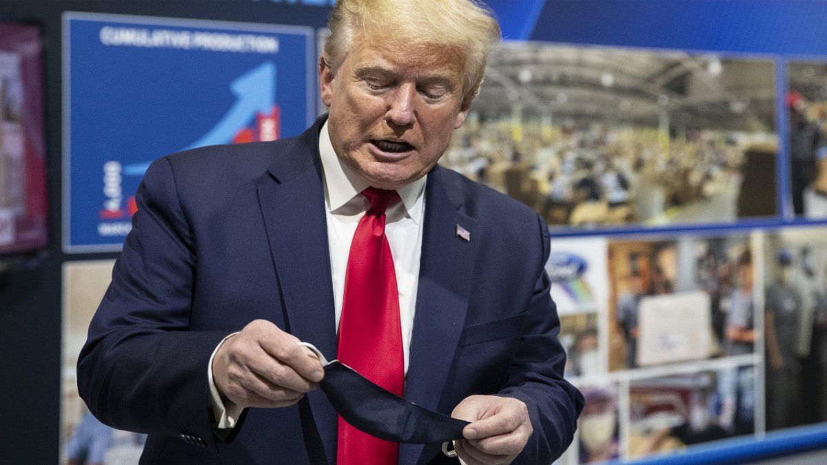 Con un país otra vez récord en contagios, Trump acepta el barbijo porque se ve como El Llanero Solitario