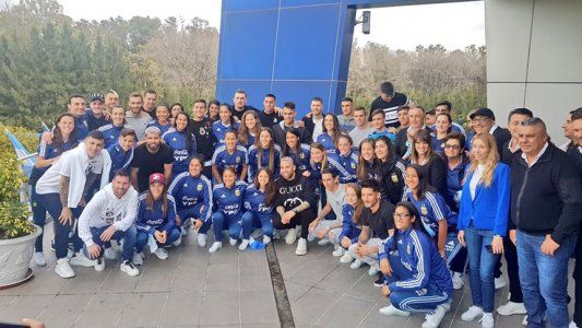 Encuentro inédito: las Selecciones Argentinas almorzaron juntas antes del viaje de las chicas al Mundial