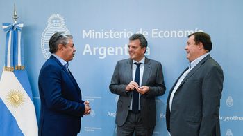 Ministro de Economía, Sergio Massa, junto a los gobernadores electos de Neuquén, Rolando Figueroa, y de Río Negro, Alberto Weretilneck. Foto: Ministerio de Economía.