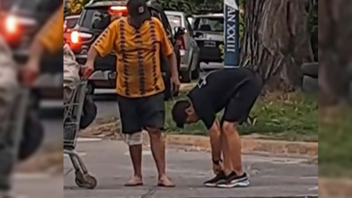 El poder de un pequeño gesto: lo vio descalzo caminando por la calle y le regaló sus zapatillas