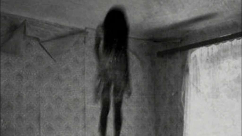 Se sacó una foto y visualizó un fantasma: afirma que es su hermana que murió