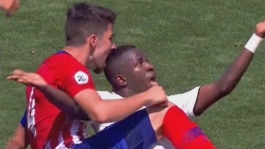 Vinicius le marcó un doblete al Atlético de Madrid B y un defensor ¡lo quiso morder!