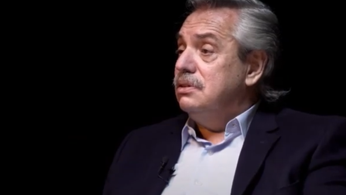 El presidente Alberto Fernández durante un reportaje para el programa Caja Negra de Filo News.