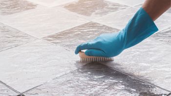 Truco de tirar vinagre en las juntas de los pisos en casa: para qué sirve y por qué lo recomiendan