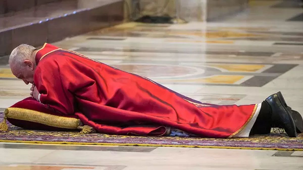 El viernes Santo, el papa Francisco se tiende sobre el suelo de la bas&iacute;lica de San Pedro para rezar. (foto: Archivo)