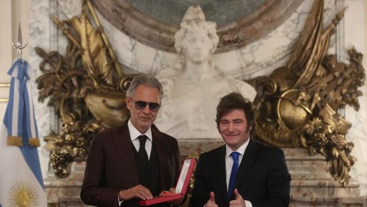 El presidente condecoró a Andrea Bocelli y el cantante italiano cantó en la Casa Rosada