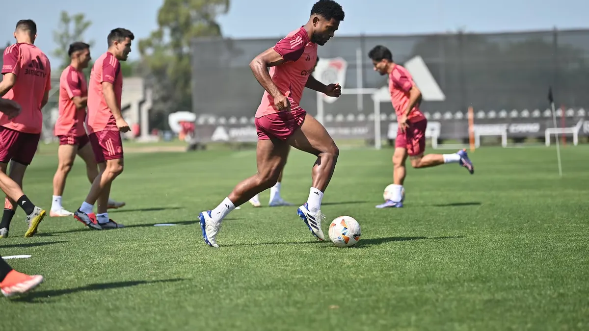 Entrenamiento de River en Ezeiza antes de partir a Brasil por la semifinal de Copa Libertadores.