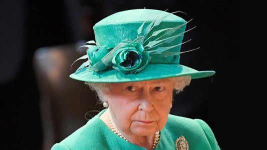 Le dio positivo de coronavirus a uno de sus asistentes y temen por la salud de la reina Isabel