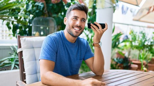 Qué significa escuchar los mensajes propios de WhatsApp, según la psicología