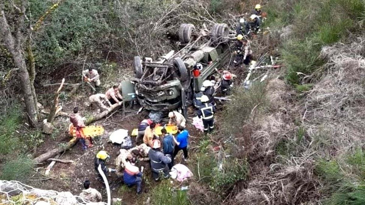 Un camión del Ejército desbarrancó en San Martín de los Andes: al menos 4 muertos y 18 heridos. (Télam)