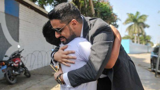 La historia del millonario que viajó miles de kilómetros para regalarle una casa al nene que hacía tareas en la calle