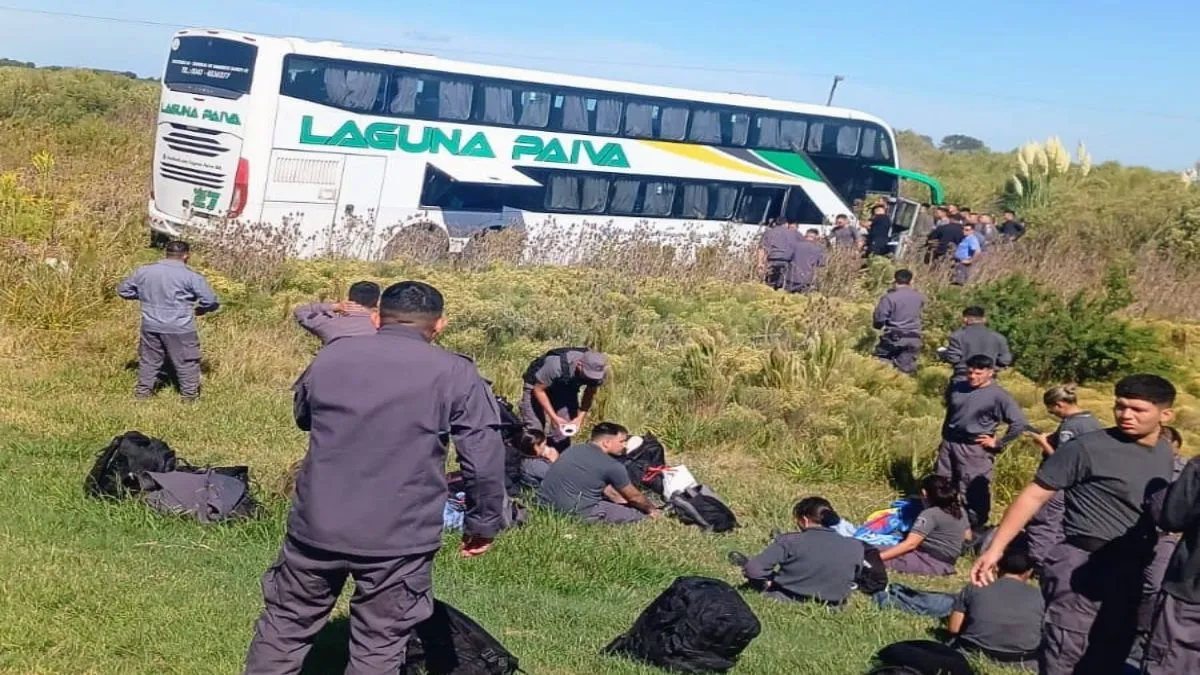 Grave accidente en la autopista Rosario–Santa Fe: un colectivo del Servicio Penitenciario chocó con una camioneta