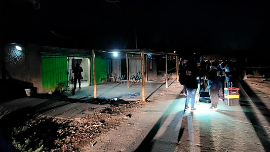 Rosario caliente: asesinaron a una mujer y su hija adolescente de 40 tiros, mataron hasta al perro