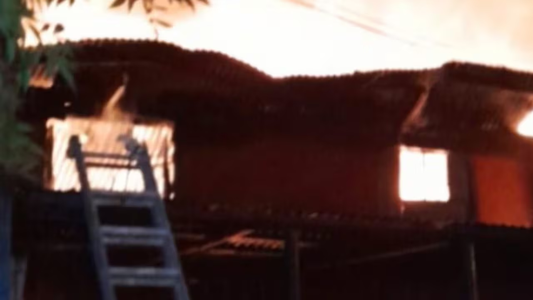 Tres niños quedaron atrapados en su casa en pleno incendio, se desplomó el techo y el final generó conmoción