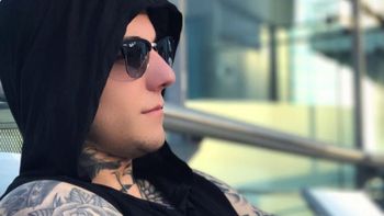 ¡Alexander Caniggia se tatuó la cara! Mirá lo que se hizo...