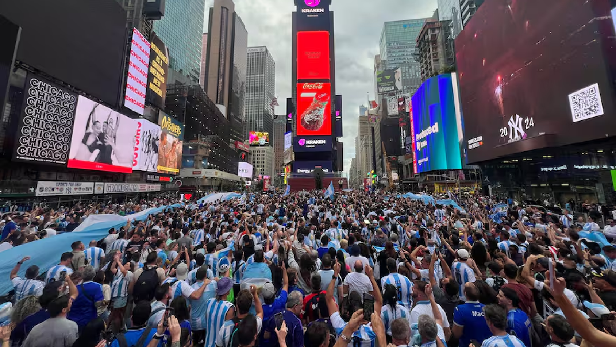 Banderazo de miles de hinchas argentinos en Times Square antes del partido contra Chile. (Foto: captura)