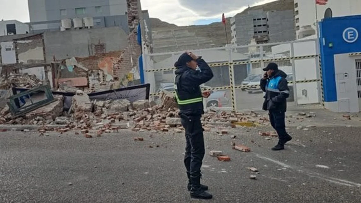 Una viejo edificio cayó por la acción del viento en Comodoro Rivadavia. (Foto El Chubut)
